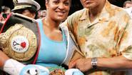 Лейла Али позирует со своим отцом и поясом чемпиона WBC