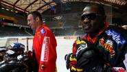 Виталий Кличко и Кевин Джонсон на ледовом стадионе после пресс-конференции в швейцарском Берне