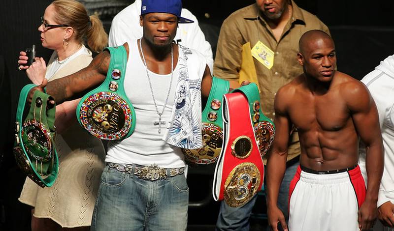 Флойд Мэйвезер с рэппером 50 Cent с чемпионскими поясами Флойда