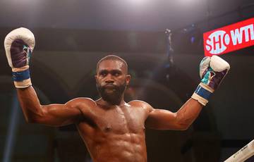 Ennis assinou um contrato com Eddie Hearn