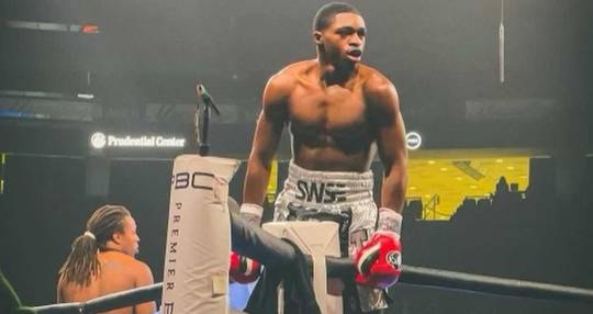 What time is Dwyke Flemmings Jr. vs Florent Dervis tonight? Ringwalks, schedule, streaming links