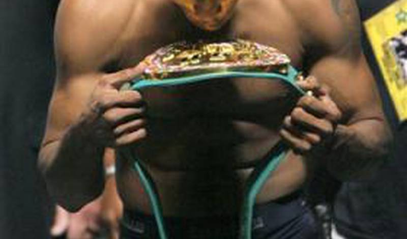 Рикардо Майорга целует свой чемпионский пояс