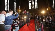 Фаны приветствуют прбытие Рикки Хэттона в Манчестер Таун Холл