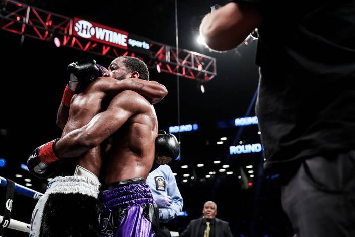 Spence brutally defeats Peterson (photo)