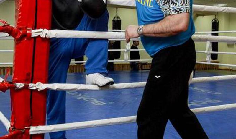 Вячеслав Узелков со своим тренером Сергеем Гордиенко во время спаррингов