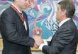 Президент Украины Виктор Ющенко вручает чемпиону WBC в супертяжелом весе Виталию Кличко орден «За заслуги» I степени