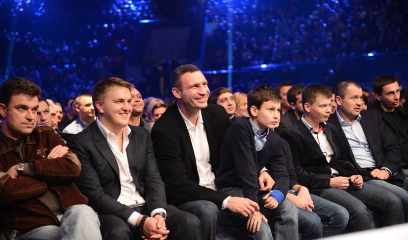 Виталий Кличко и Александр Красюк наблюдают за проф. дебютом Александра Усика