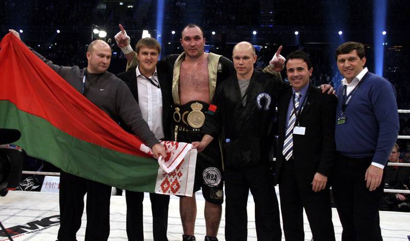 Александр Устинов со своей командой празднует победу