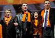 Виталий и Владимир Кличко с певицой Русланой поддерживают Виктора Ющенко во время оранжевой революции