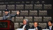 Оскар де ла Хойа выступает на пресс-конференции перед боем