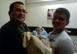Маркос Майдана со своей новорожденной дочерью Эмилией и кузеном Пилетой