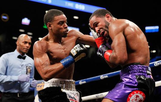 Spence brutally defeats Peterson (photo)