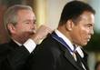 Джордж Буш награждает Мухаммеда Али Медалью Свободы