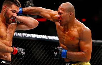 Souza knocks Weidman out in a spectacular battle (video)