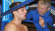 Андрей Исаев слушает наставления своего тренера