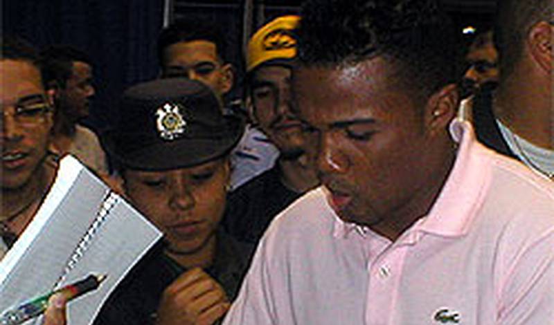 Феликс Тринидад раздает автографы