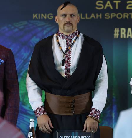 Usyk came to the press conference in the form of a Cossack (photo + video)