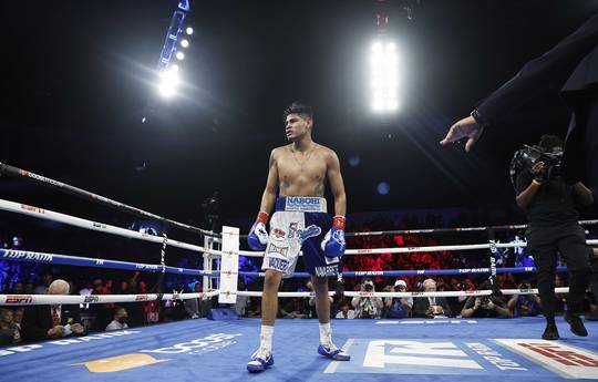 Navarrete defended the title by technical decision