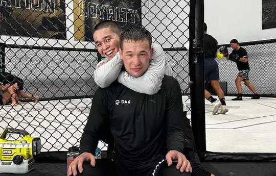 La leyenda kazaja de las MMA aconsejó a Rakhmonov y Almabayev
