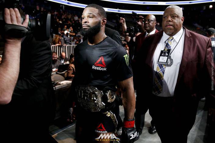 Woodley remains champ (photos)