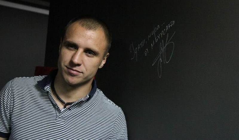 Макс Бурсак во время автограф-сессии в Киеве накануне поединка против Мартина Маррея