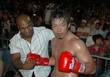 Майк Тайсон поздравляет японского боксера Мудаши, Гонолулу, 29-е июля 2005
