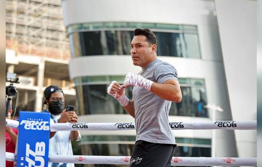 Oscar De La Hoya nomme son combattant G.O.A.T : "Il n'a jamais esquivé personne