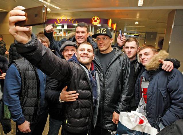 Александр Усик с командой прибыл в Украину (фото)