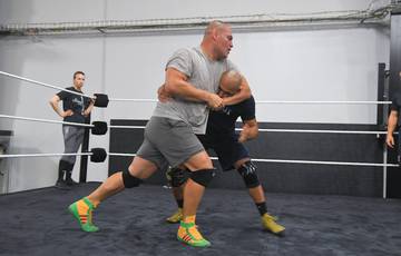 Кейн Веласкес тренируется в зале WWE (видео)