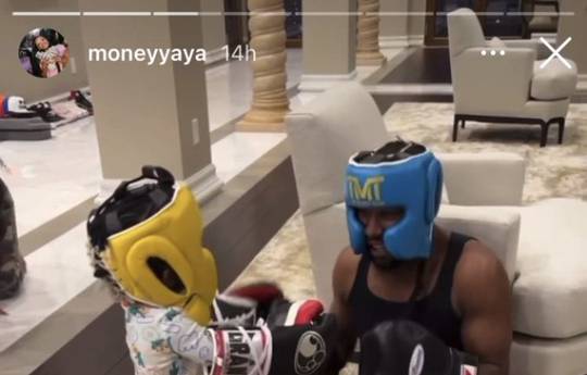 Mayweather enseña a boxear a su nieto de 1 año