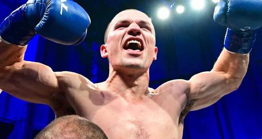 Hoe laat is Andreas Katzourakis vs Roberto Cruz vanavond? Ringwalks, schema, streaminglinks