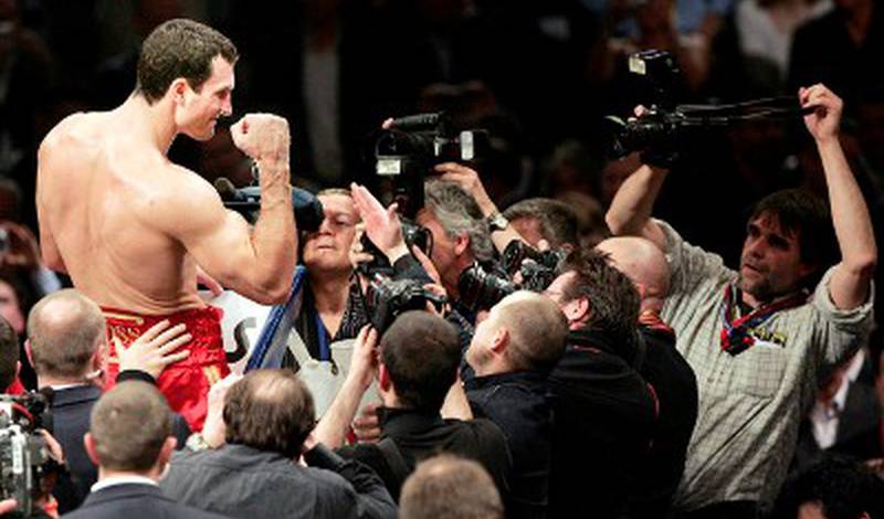 Владимир Кличко позирует перед фотографами после победы