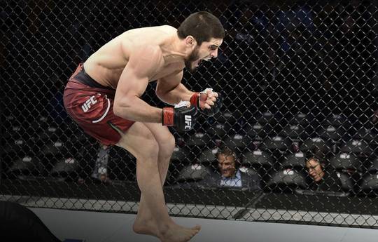 Cormier predicts the UFC championship belt for Makhachev
