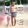 Wladimir Klitschko demonstrates the perfect shape on vacation with his daughter 1