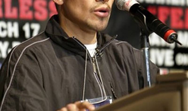 Хуан Мануэль Маркес выступает на пресс-конференции в Лас-Вегасе