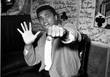 Мухаммед Али показывает пять пальцев, намекая на количество раундов, которое ему понадобится, чтобы нокаутировать Генри Купера, май 1963