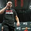 UFC 241: Нэйт Диаз курил на открытой тренировке (видео)