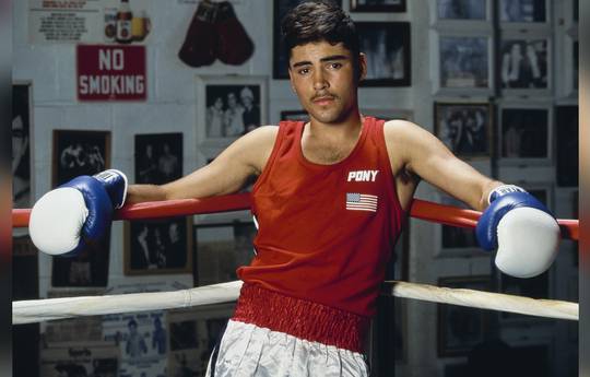 Oscar De La Hoya Claims Mayweather's Undefeated Record Has One Flaw: "It Was Clear"