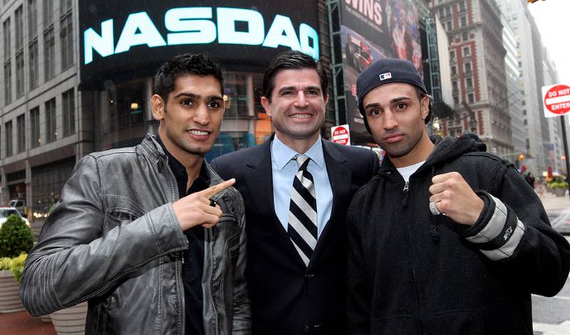 Амир Хан и Пол Малиньяджи возле помещения NASDAQ на Times Square