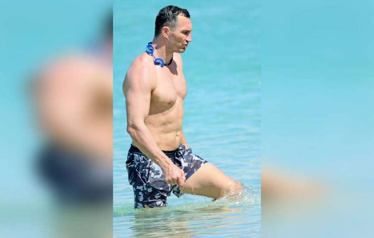 Wladimir Klitschko demonstrates the perfect shape on vacation with his daughter
