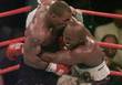 Эвандер Холифилд и Майк Тайсон во время поединка 28 июня 1997 года в момент, когда Майк в третьем раунде укусил Эвандера за ухо