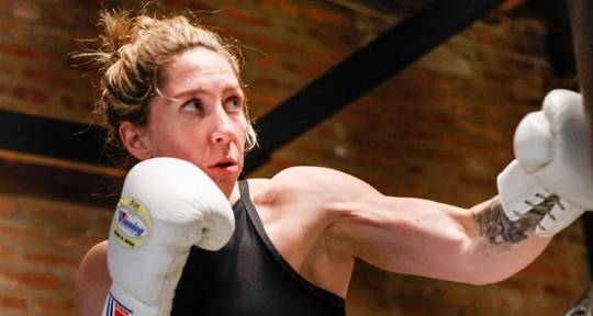 Wie man Olivia Curry gegen Kaye Scott sieht - Live-Stream & TV-Kanäle