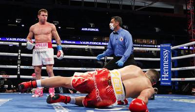 Alvarez destroys Yildirim in three rounds