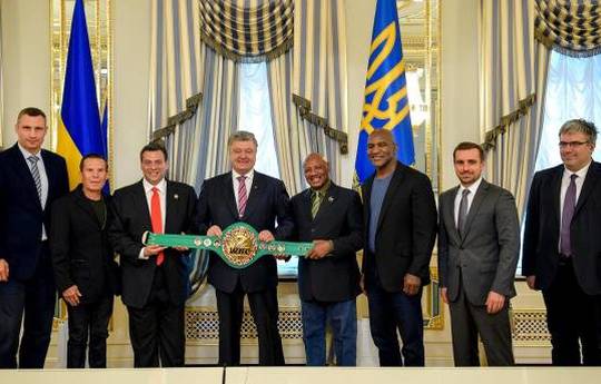 Poroshenko meets with the legends of boxing