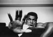 Мухаммед Али показывает пять пальцев, намекая на количество раундов, которое ему понадобится, чтобы нокаутировать Генри Купера, в одном из отелей Лондона, май 1963