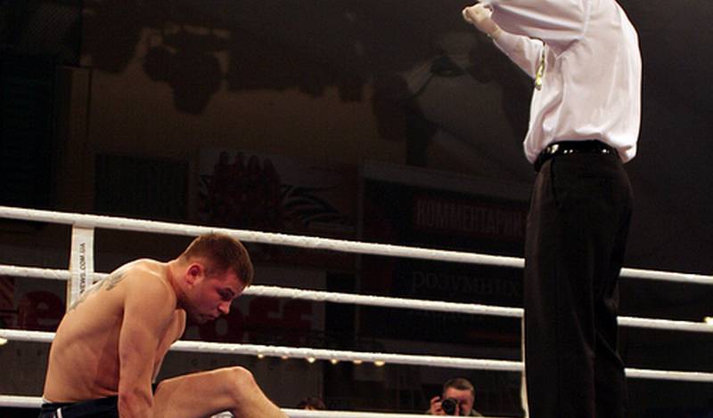 Дмитрий Гузик на полу ринга