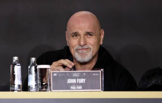 Fury Sr. is dissatisfied with Tyson’s preparation for the fight with Usik: “This is a circus, not a camp”