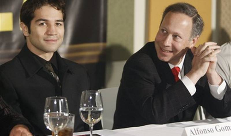 Альфонсо Гомес со своим менеджером Гари Гиттельсоном на пресс-конференции в Нью-Йорке