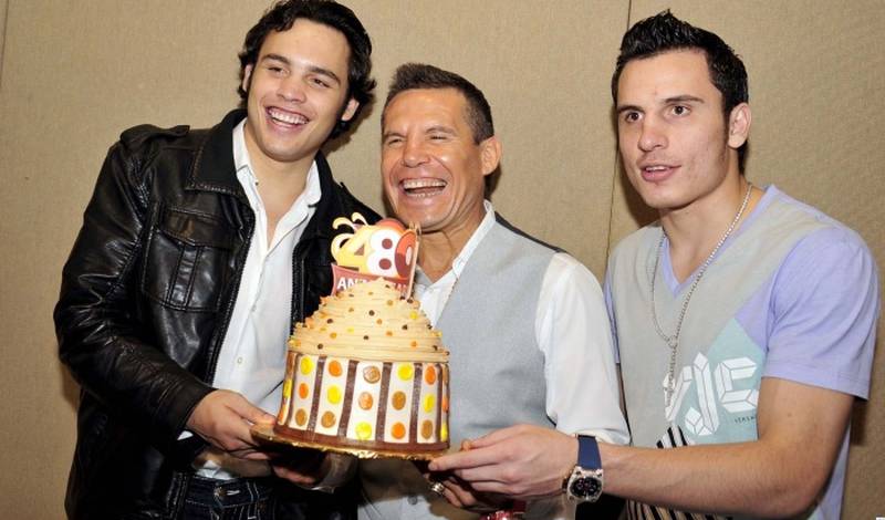 Хулио Сезар Чавес со своими сыновьями
