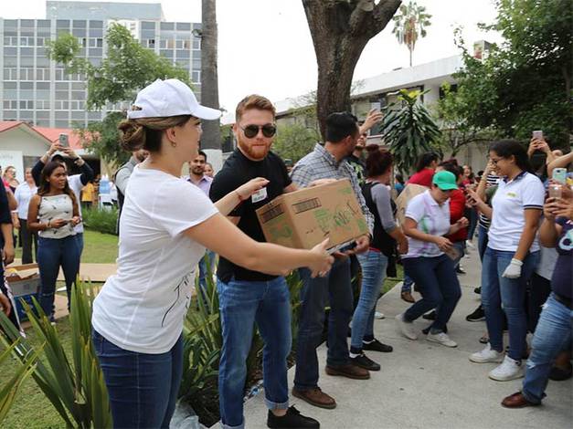 Альварес помогает жертвам землетрясения в Мексике (фото)